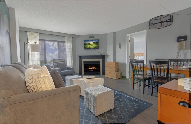 SC 5405: Modern 2BR w/pool. Perfect for your summer biking getaway!
