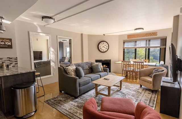 SC 5406: Elegant 2BR w/King bed! Modern kitchen, perfect for summer with pool!