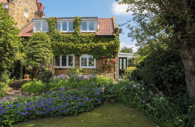 SCALBY GROVE COTTAGE, family friendly, with a garden in Scalby