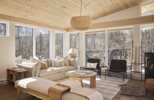 Scandinavian inspired 2 bedroom cabin near Mont Tremblant | Hot tub | Fireplace