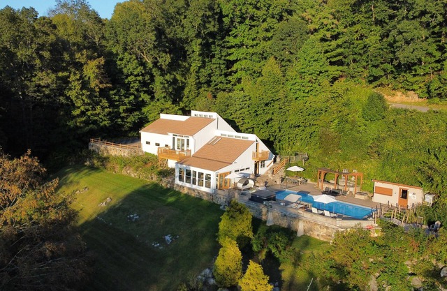 Scandinavian Peaceful Oasis, Mountain View, hot tub