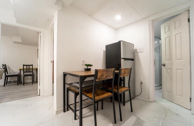 Scarborough 2BR Private Suite, Wifi, Steps to Bus