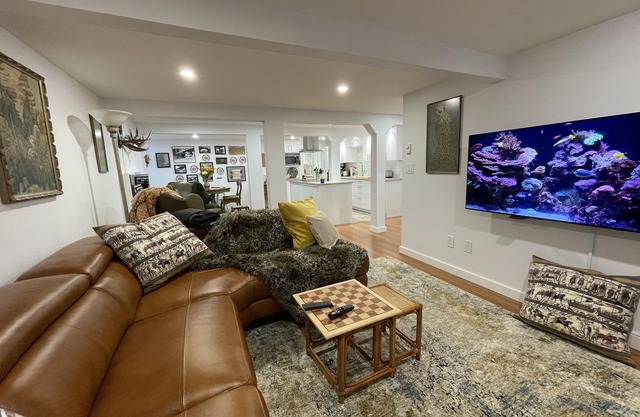 Scarlet Oak: Ground level suite in a heritage country home and garden.