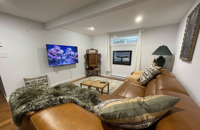 Scarlet Oak - New to Vrbo. 1 bedroom suite, walk out, in a heritage country home