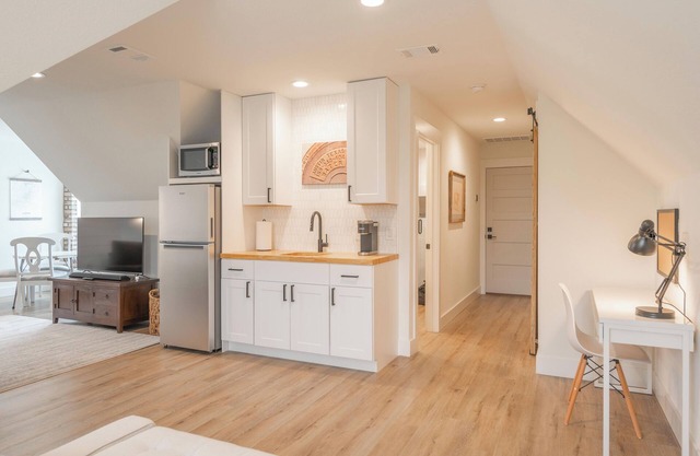 Scarlet Ridge Retreat | Near Wineries & DT Austin!