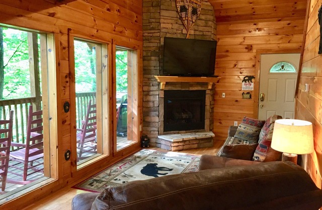 Scenic 2 Bedroom/2 Bathroom Cabin, New Hot Tub, Pool Table, 5 min. from Parkway