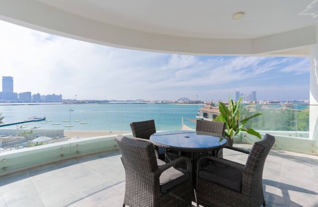 Scenic 2BR in Mina Azizi, Palm Jumeirah