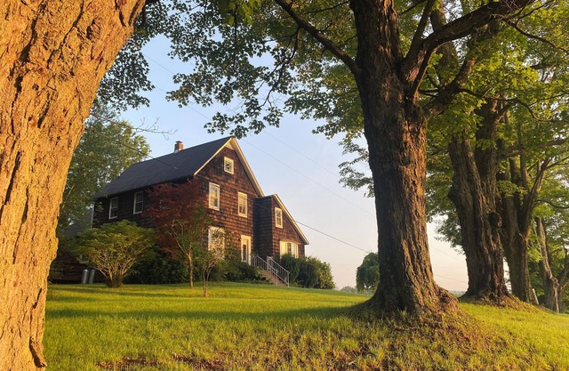 Scenic 4-bedroom Farm House, Tree Farm & Arboretum with trails in Sugar Grove