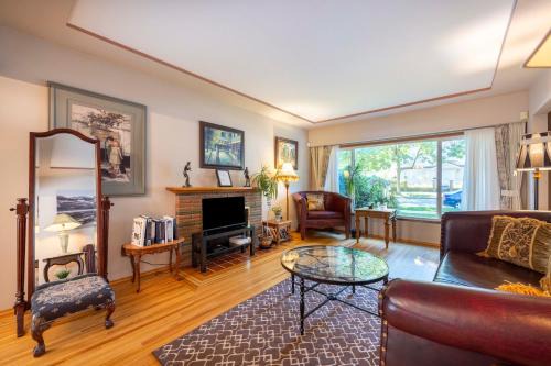 Scenic and Radiant Haven in the Heart of Vancouver