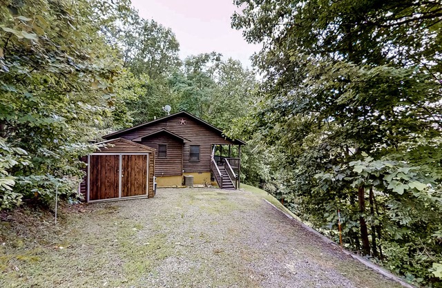 Scenic cabin with amazing views, covered deck, firepit, & fireplace