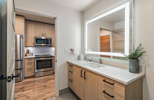 Scenic Condo with views|Fireplace & Balcony