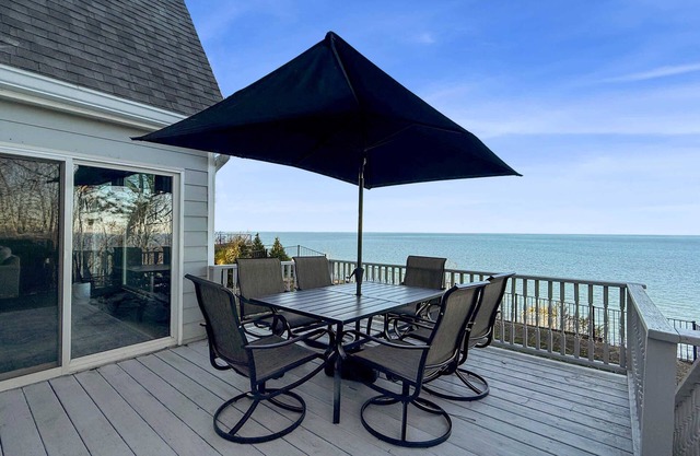 Scenic Gem: Waterfront View, Beach Access
