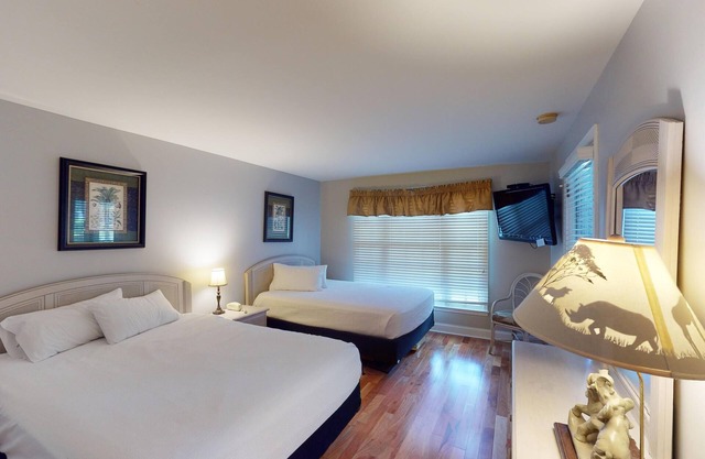 Scenic Golf Course Suites Modern 1BR with Balcony