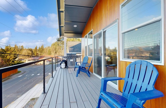 Scenic hideaway near the Columbia River with office, basketball, grill - dogs ok