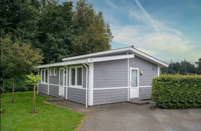 Komfortables Chalet am Wasser, in einem Park
