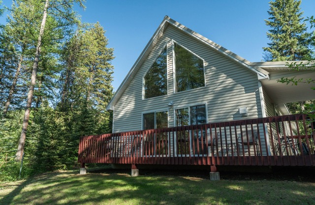 Scenic House Located At The Doorstep to West Glacier National Park Entrance