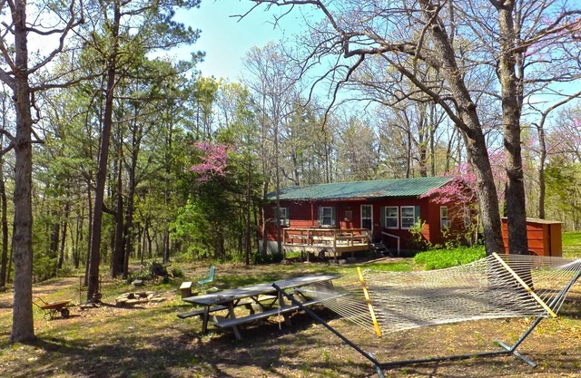 Das malerische Indian House Bluff Cottage liegt abgeschieden über dem Gasconade River Valley