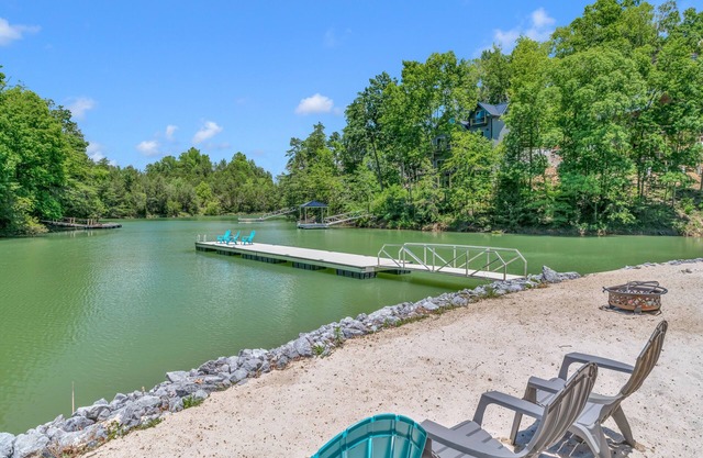 Scenic lake view cabin w/game room, hot tub, fireplaces, free attraction tickets