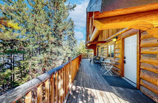 Scenic lakefront resort cabin with deck, full kitchen, & free internet