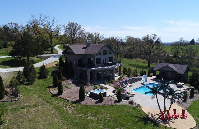 Scenic Lakeside Chateau mit beheiztem Pool, Whirlpool und Outdoor-Küche-TV-Kamin