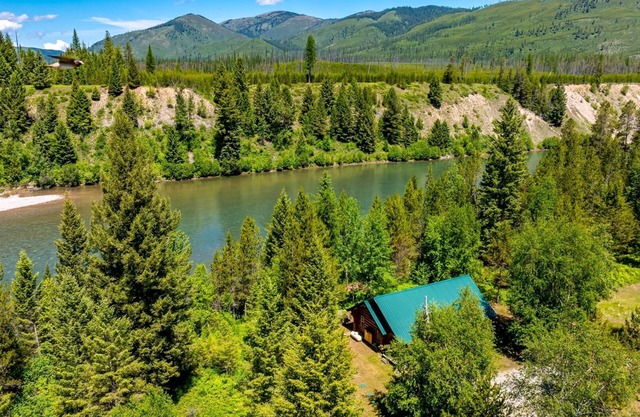Deluxe River Front Cabin befindet sich auf der Middle Fork des Flathead River