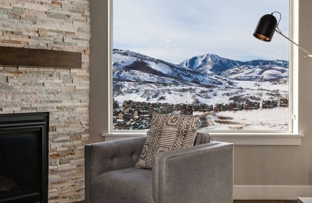 2BR Luxury Condo w/ Resort Pool and Amenities.