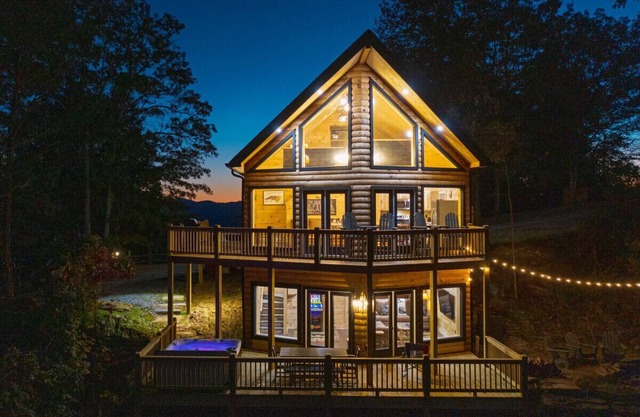 Scenic Mountain Retreat Hot tub|Firepit|Big Views
