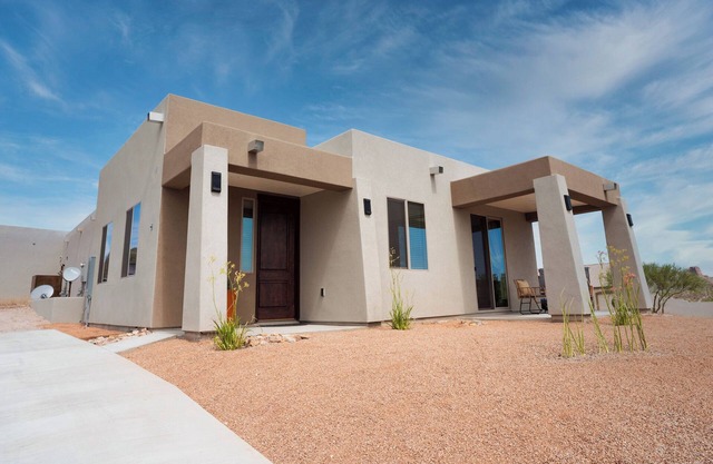 Scenic Mountain Retreat: Tranquil 2BR Private Casita