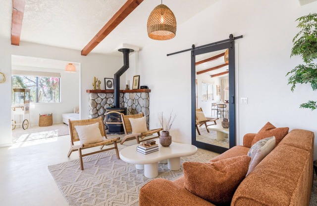 Mountain View Desert Home, Perfectly Located between Palm Springs & Joshua Tree