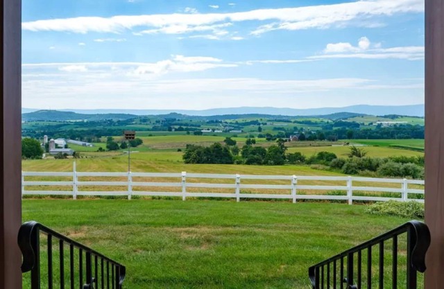 Scenic mountain view 3 BR house on farm with pool