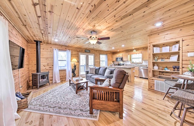Scenic Murphy Escape with Hot Tub & Fire Pit!