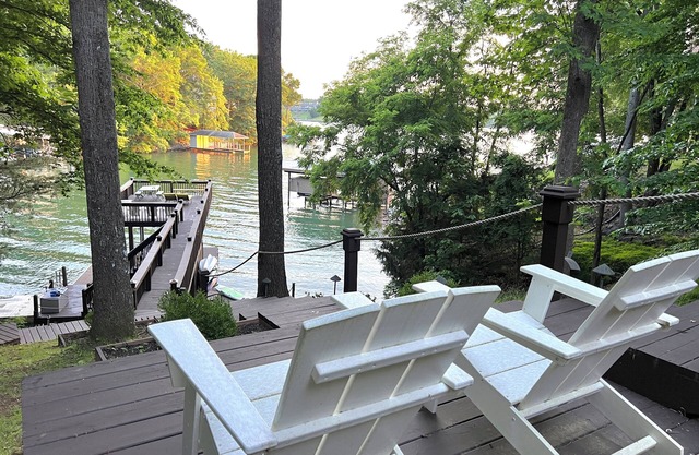 Scenic Overlook- Lakefront home, private dock, kayaks, firepit, amazing sunsets!