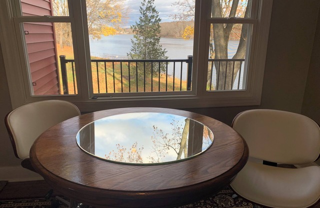 Scenic, private carriage house on Hudson River
