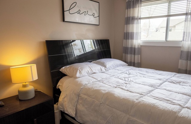 Scenic Private Room: Near Bow River's Beauty house