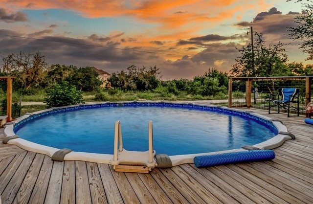 Scenic Retreat in Hill Country; An Artsy-Ranch, Amazing Views, Privacy, and Pool