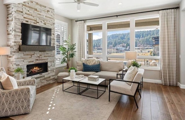 Scenic Retreat with River Views & Private Suite. Near Trails & Dining