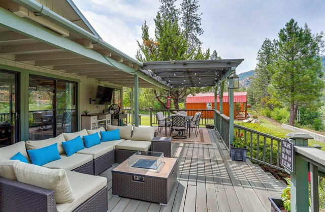 Scenic Riverfront Escape w/Sauna in Junction City