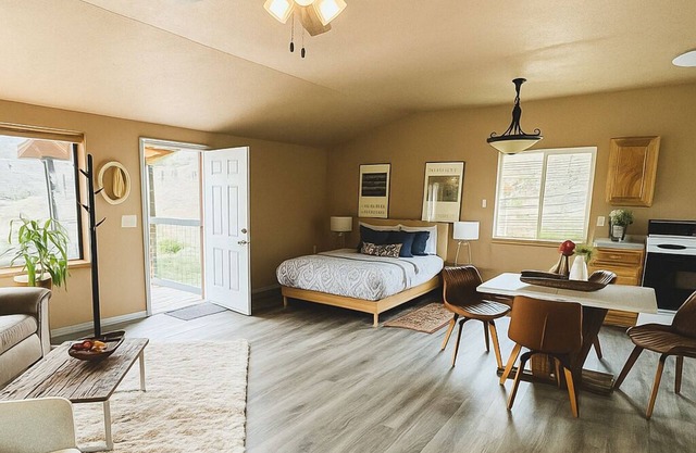 Scenic Studio Retreat- Steps to Goldbug Hot Springs