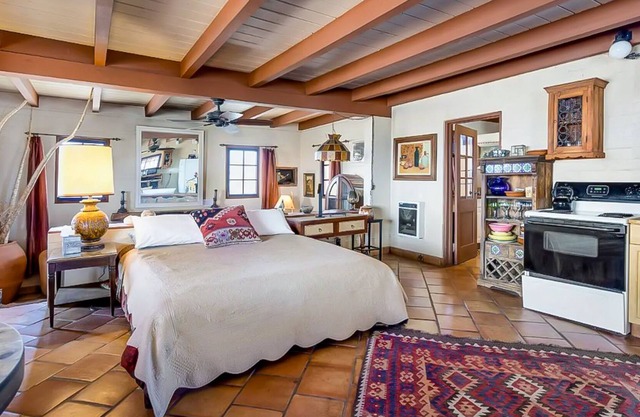 Scenic studio hideaway with private hot tub, shared pool, and amazing views