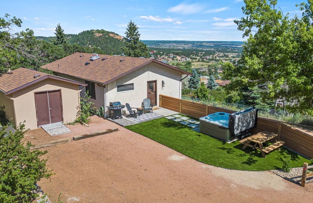 Scenic Summit Hideaway - Amazing views @ top of Palmer Lake, with hot tub!