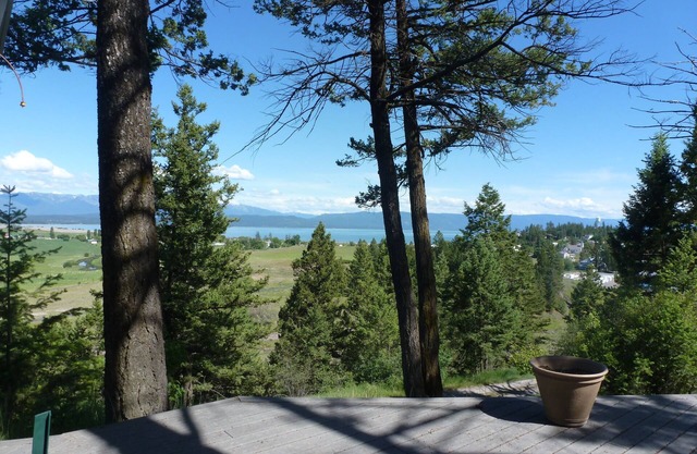 Malerischer Blick auf den Flathead Lake Mit Mission Mtns im Hintergrund