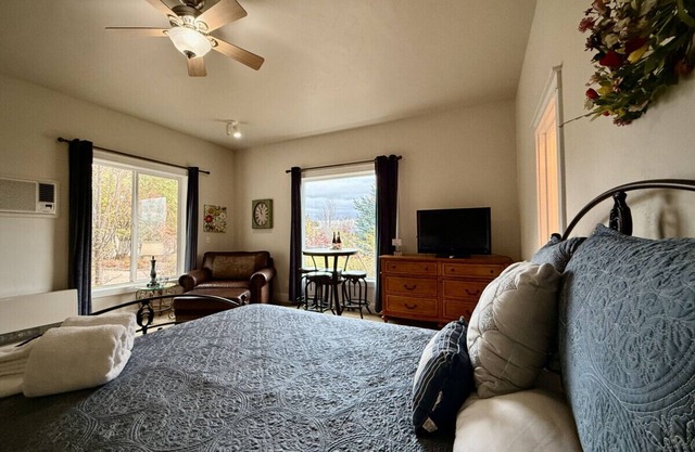Scenic Views Casita 1 - Cozy Studio for 2, Local Golfing 50% Off!
