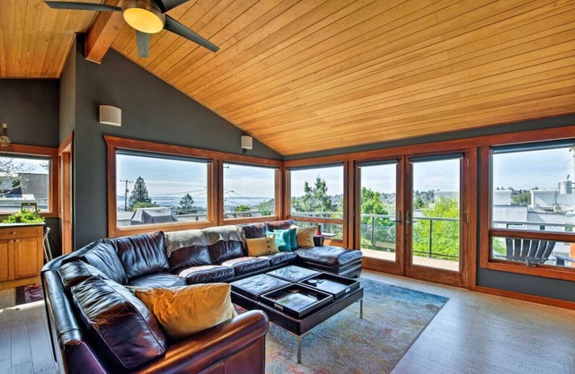 Scenic Water-View Queen Anne Home, 2Mi to Downtown