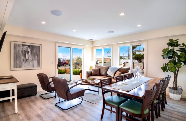 Spacious WaterView Townhouse in Silver Strand. Pet-Friendly and Kayaks!