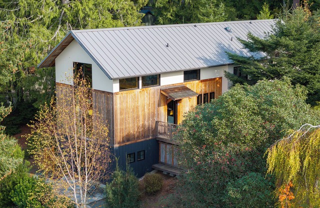 Scenic Whidbey Island Escape, Walk to Beach, ADA accessible + Dog Friendly w/ EV Charger