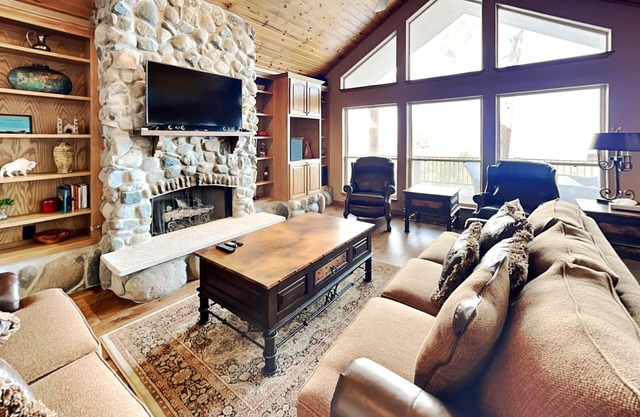 Scenic Wine Down | Luxe Mountain Retreat + Views & Hot Tub!