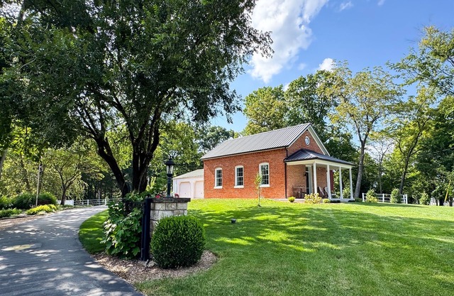Schoolhouse: Dog-friendly, Large Yard, near Purina, Wheelchair friendly