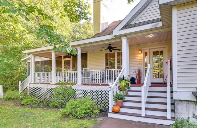 Schuylerville Home: 9 Mi to Saratoga Springs!
