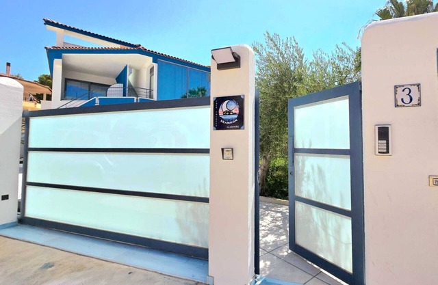 SCIROCCO a300mt from the sea SeaMoonCaseVacanze offers elegant apartment in villa