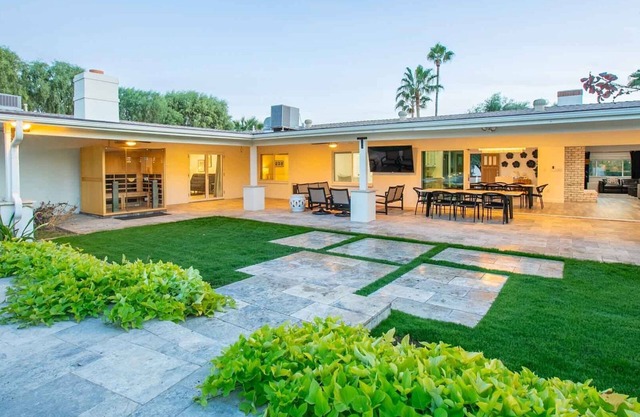 Phoenician Villa - Lush Backyard, Spacious Pool/Spa, Soccer, & a Firepit!